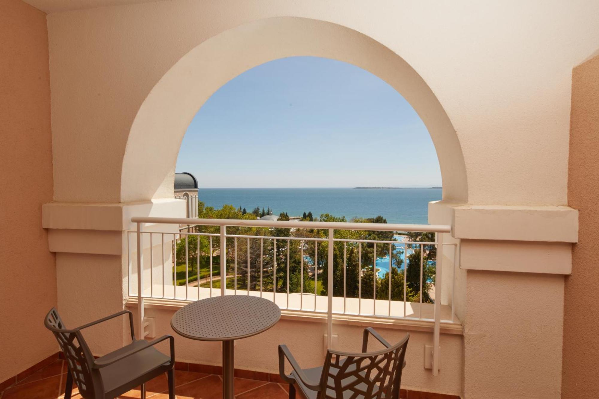Dreams Sunny Beach Resort And Spa 객실 사진 A balcony at the hotel