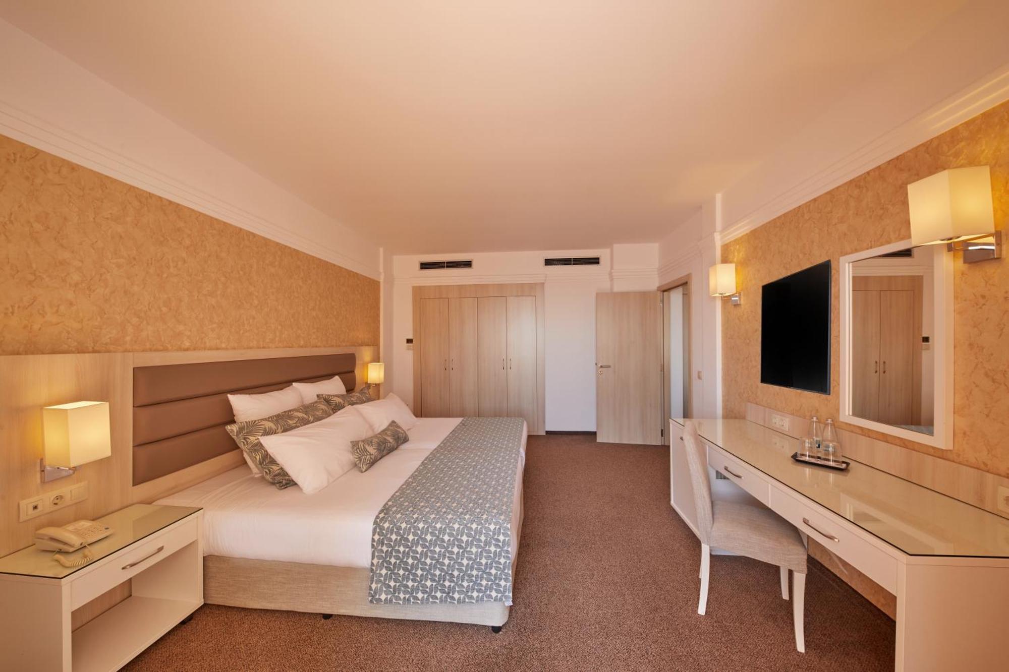 Dreams Sunny Beach Resort And Spa 객실 사진 A room at the hotel