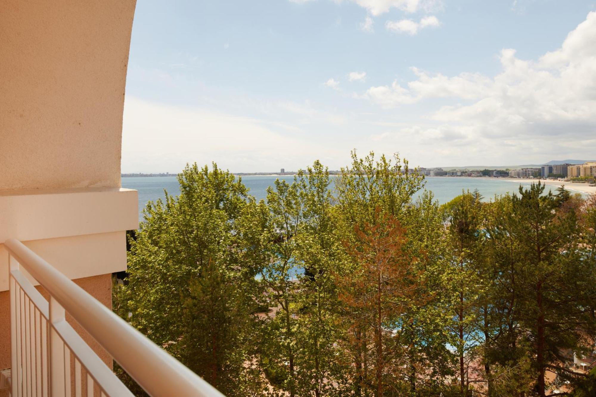 Dreams Sunny Beach Resort And Spa 객실 사진 View of the bay from a hotel