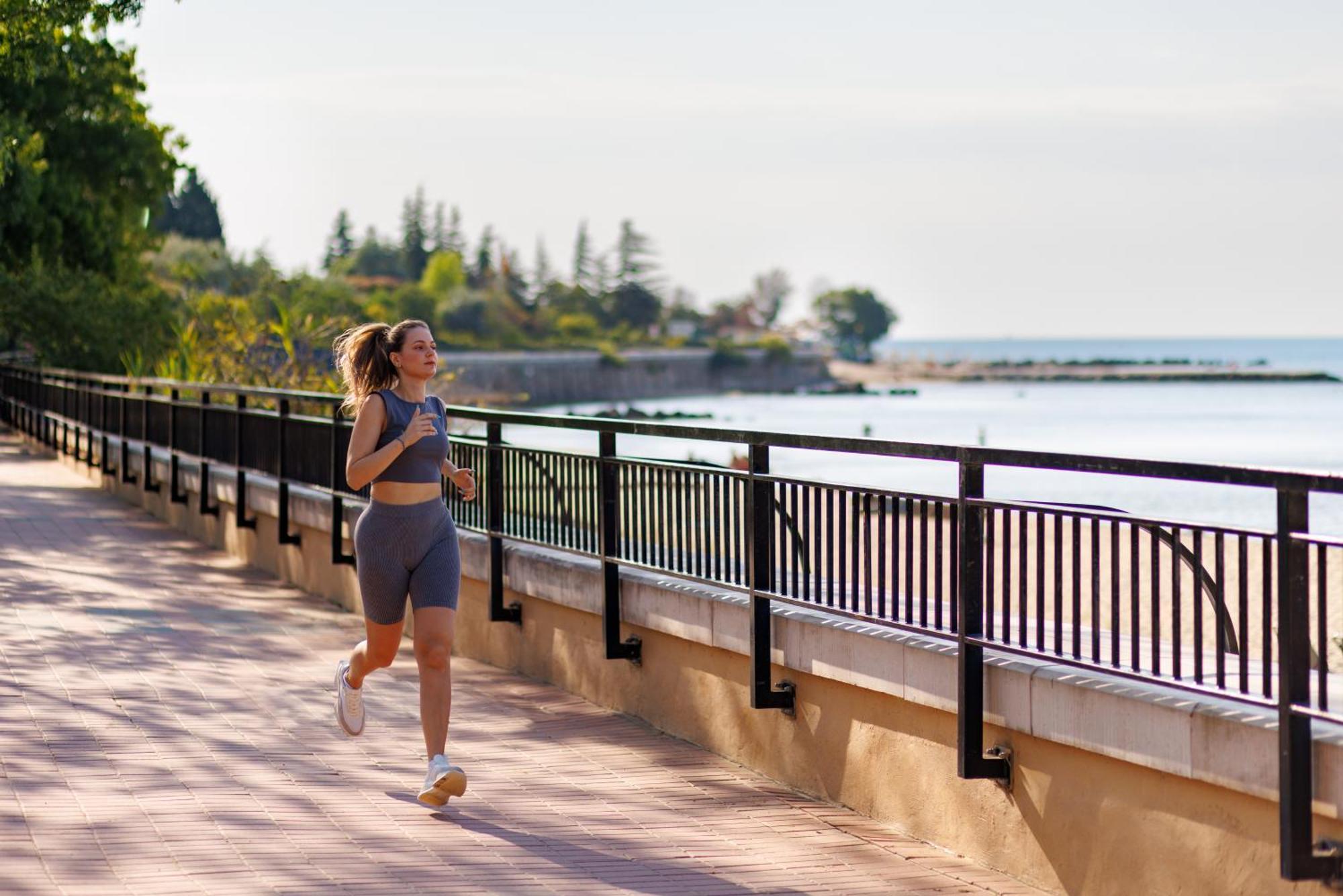 Dreams Sunny Beach Resort And Spa 외부 사진 A woman jogging along the Lake Michigan shoreline